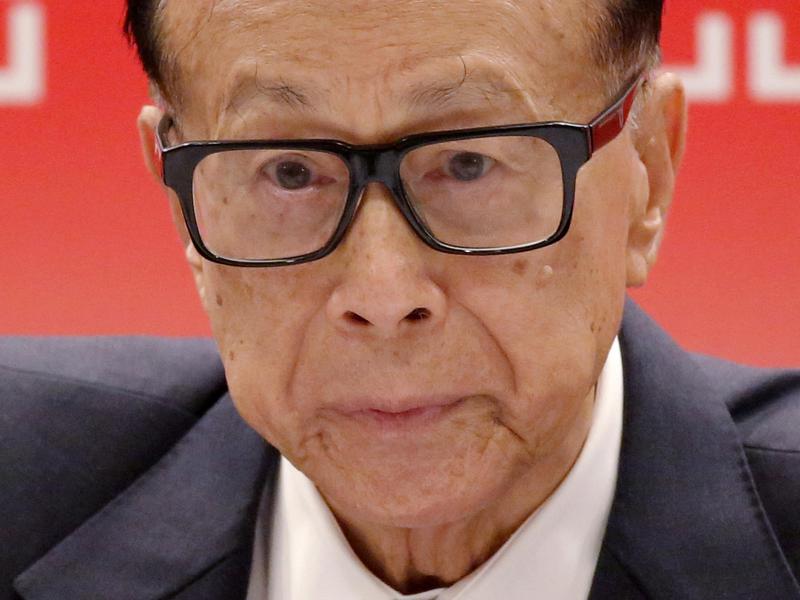HongKong tycoon Li Ka-shing, chairman of CK Hutchison Holdings company, speaks during a press conference to announce the company's annual results in Hong Kong, Wednesday, March 22, 2017.